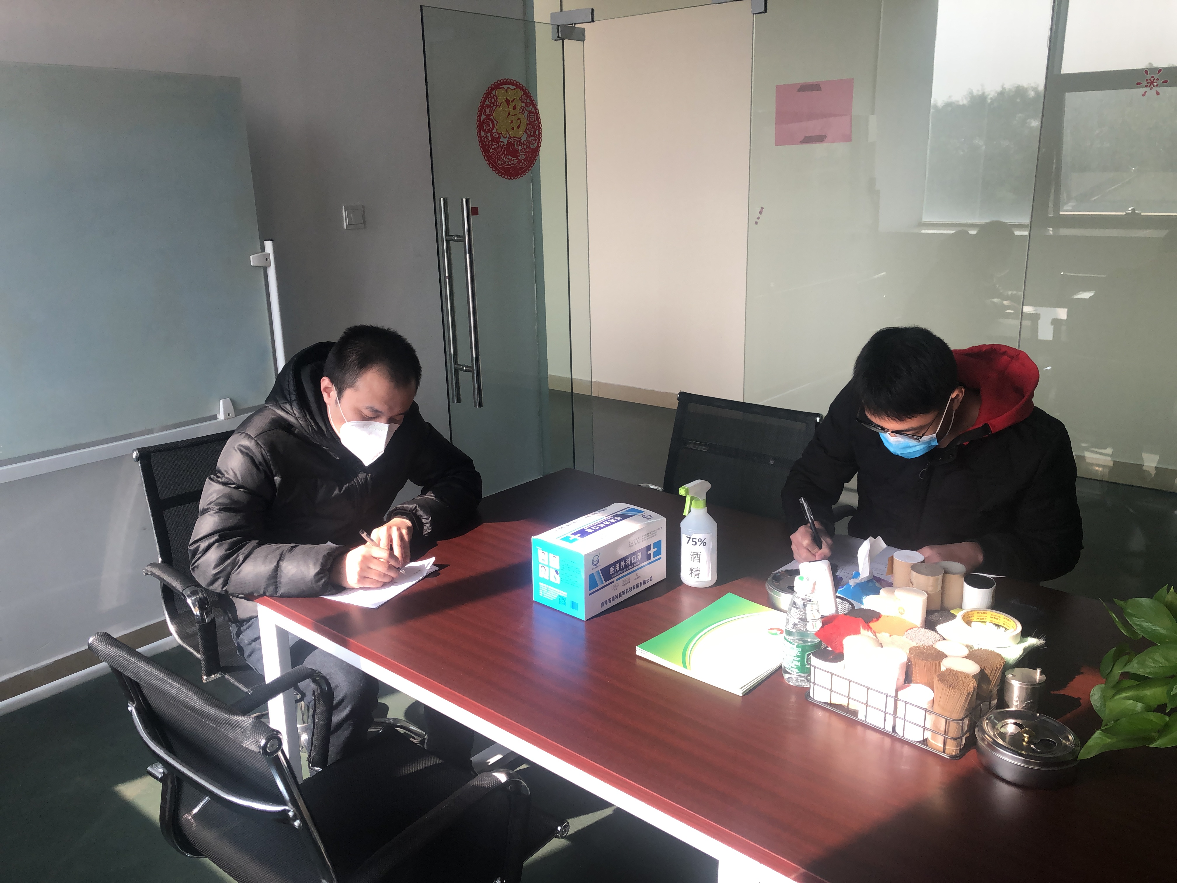 發(fā)放口罩，填寫登記表